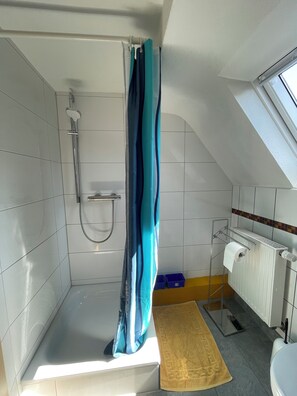 Shower, hair dryer, towels, soap - Friendly family apartment near the Europapark (Meißenheim)