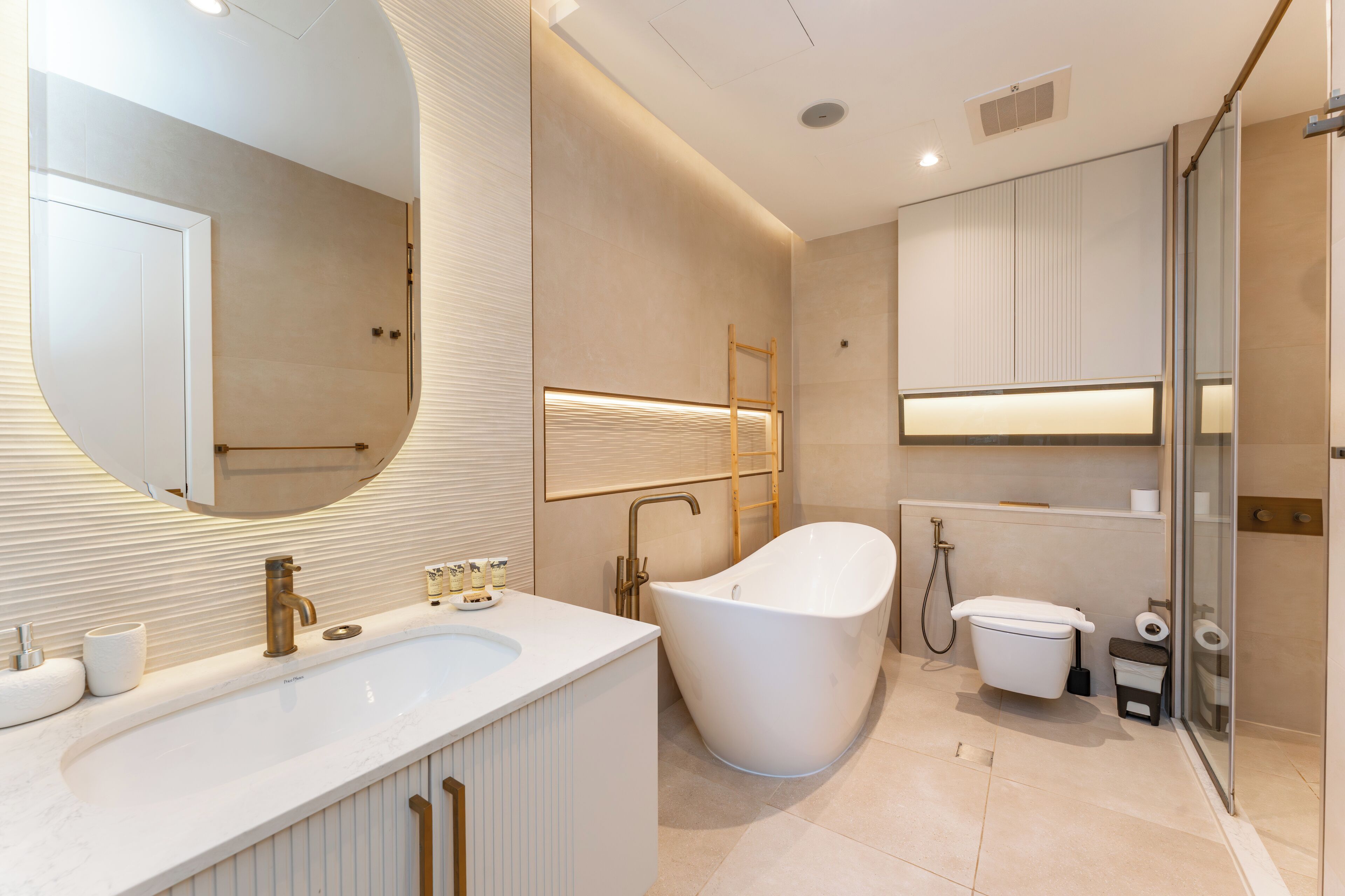 Une salle de bain moderne avec une baignoire sur pieds, un grand miroir et une douche à parois de verre.