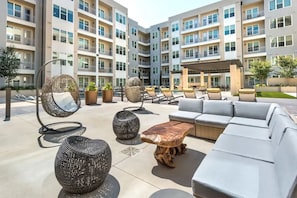 Lounge - Landing Chic Studio, Game Room, Gym (Fort Worth)