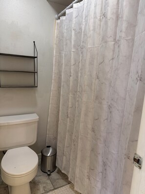 Sèche-cheveux, serviettes fournies, savon, shampoing