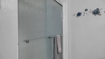 Hårtork, handdukar, tvål och schampo
