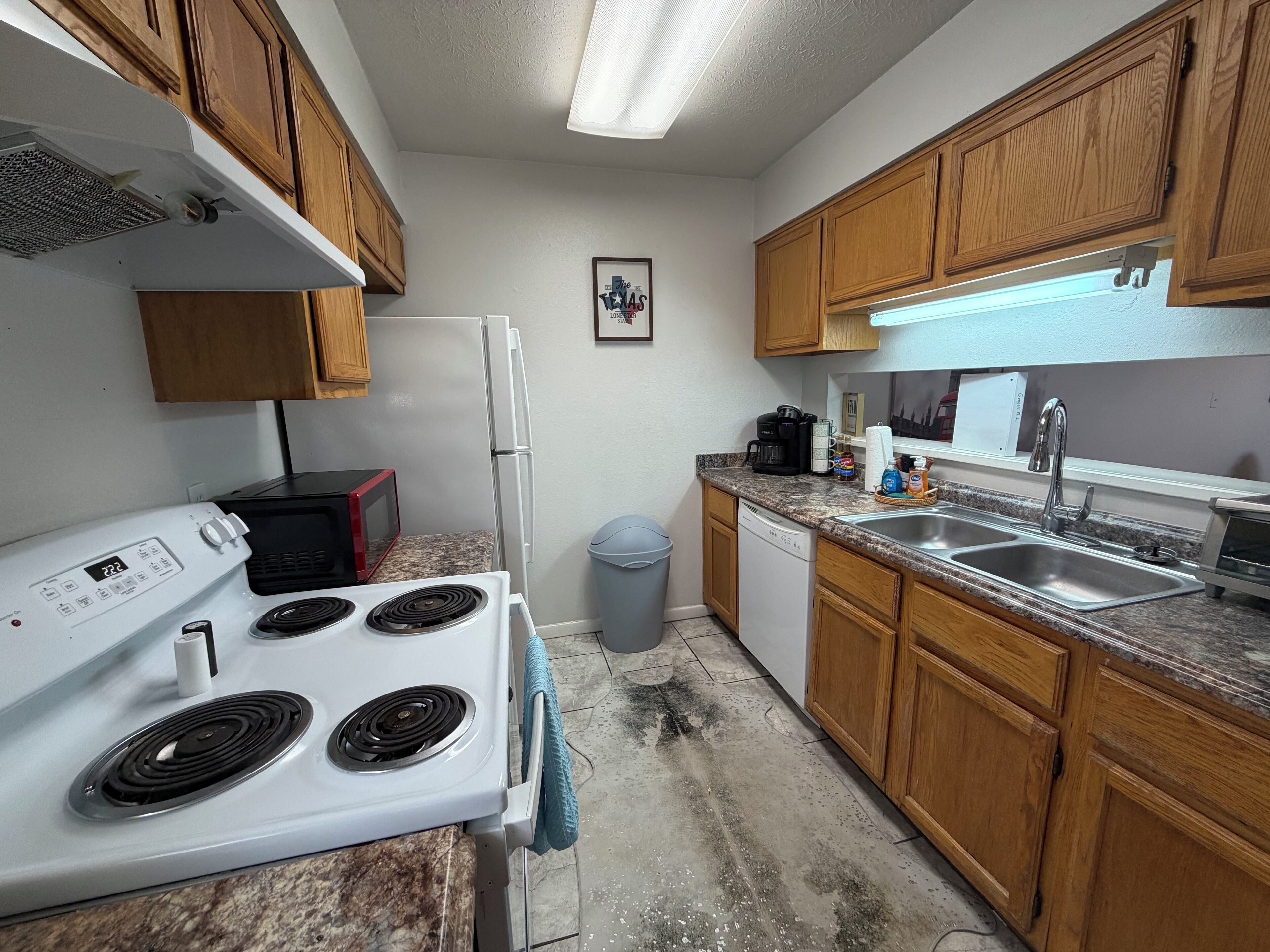 Réfrigérateur, four à micro-ondes, un four, surface de cuisson