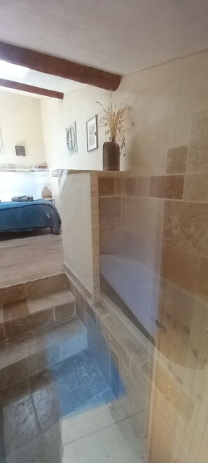 1 bedroom, iron/ironing board, WiFi - Gîte Alma Bella + small heated indoor pool- Garden- Parking (Roche-Saint-Secret-Béconne)