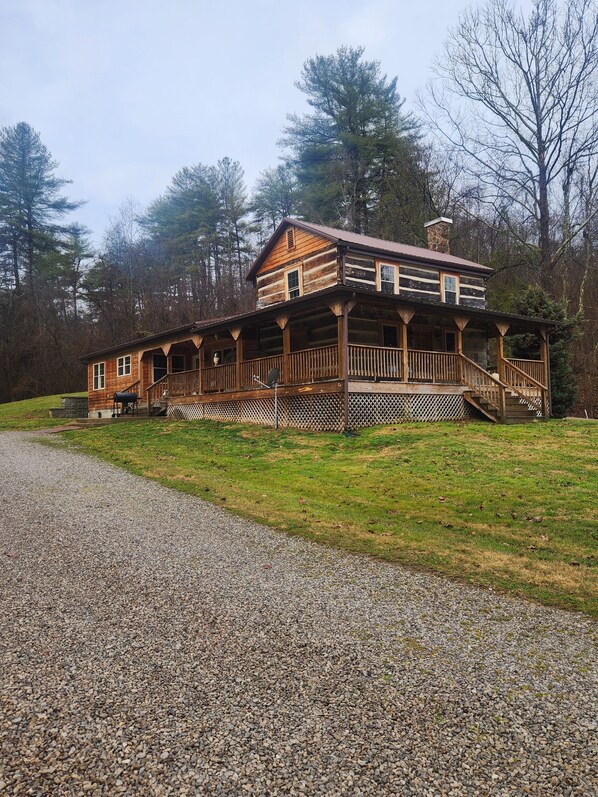 Exterior - Whispering Pine's Cabin! NO CHECK-OUT LIST (Patriot)