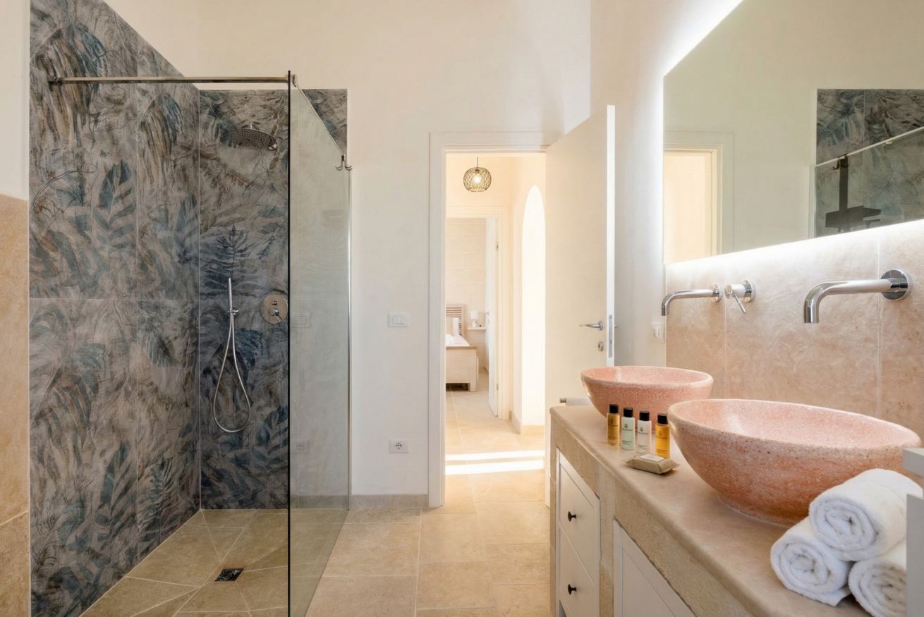 Shower, towels, shampoo