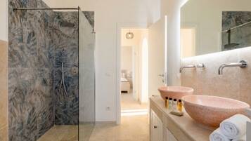 Shower, towels, shampoo