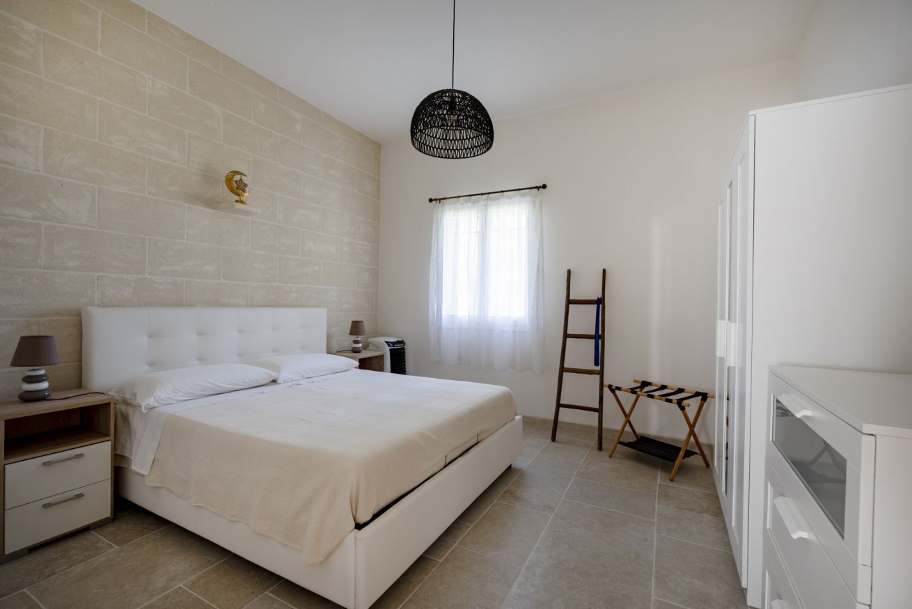 2 slaapkamers, een strijkplank/strijkijzer, reisbedje