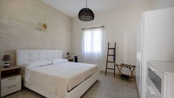 2 habitaciones, tabla de planchar con plancha y cuna de viaje