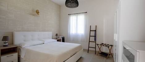 2 slaapkamers, een strijkplank/strijkijzer, reisbedje