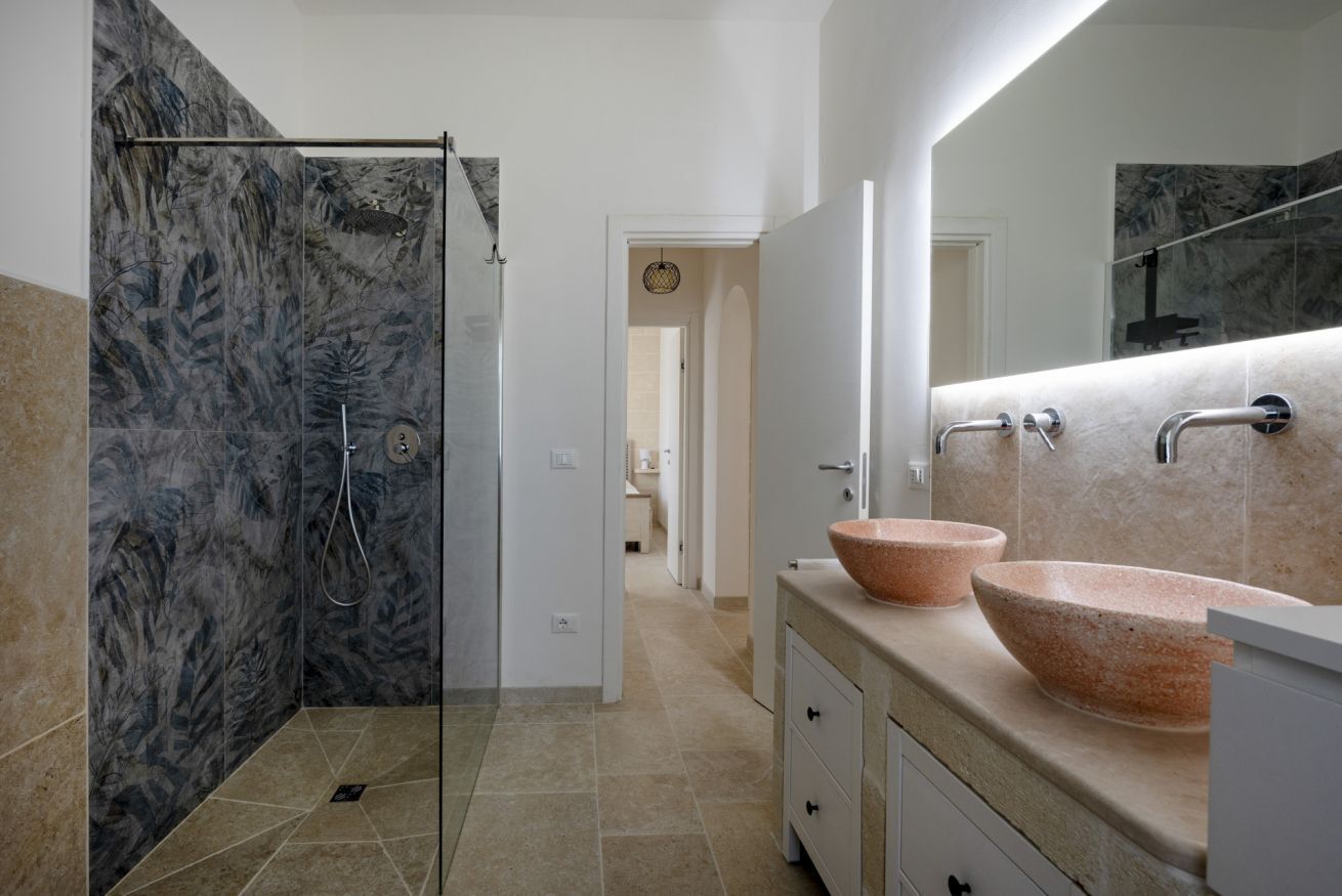 Regadera, toallas, shampoo 