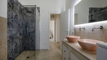 Regadera, toallas, shampoo