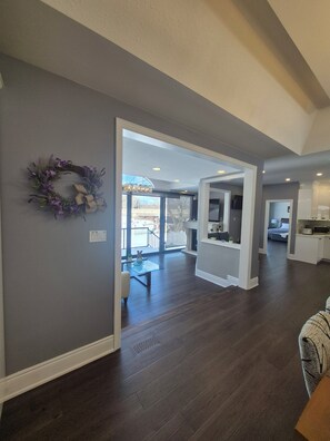 Unclassified image, 3 of 87, button - Picturesque Luxury Waterside Villa (Niagara Falls)