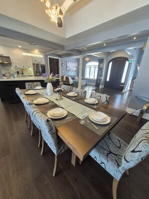 Unclassified image, 5 of 87, button - Picturesque Luxury Waterside Villa (Niagara Falls)