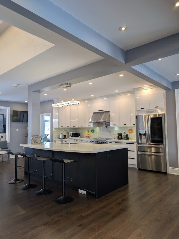 Jääkaappi, mikroaaltouuni, astianpesukone, kahvin-/teenkeitin