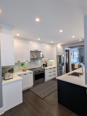 Kühlschrank, Mikrowelle, Geschirrspüler