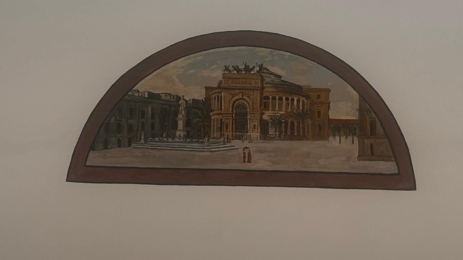 Een ingekaderde architectuurtekening van een klassiek gebouw met kolommen en beelden.