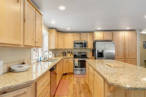 Fridge, microwave, oven, stovetop - Spacious McCall Family Retreat Foosball, AC & Deck (McCall)