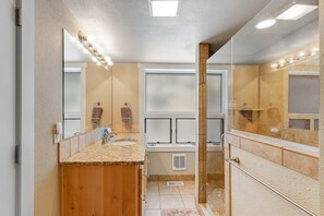 Shower, hair dryer, towels, shampoo - Spacious McCall Family Retreat Foosball, AC & Deck (McCall)