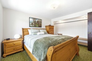 2 bedrooms, WiFi, bed sheets - Secluded Lake Home - Dock, Deck & Beach Access (McCall)