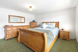 2 bedrooms, WiFi, bed sheets - Secluded Lakeside Cabin, Dock, Deck, Lake Views (McCall)