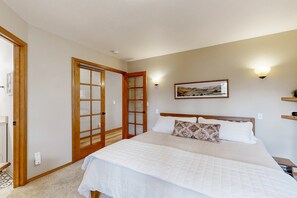 2 bedrooms, desk, iron/ironing board, WiFi