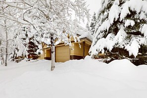 Exterior - Central McCall Condo | Back Yard & Patio (McCall)
