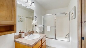 Shower, hair dryer, towels, shampoo - Central McCall Condo | Back Yard & Patio (McCall)