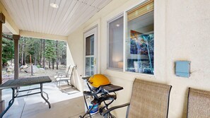 Outdoor dining - Central McCall Condo | Back Yard & Patio (McCall)
