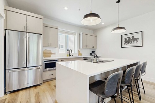 Modern Townhouse, Centrally Located Near BSU