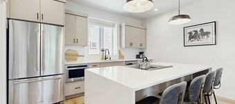 Modern Townhouse, Centrally Located Near BSU
