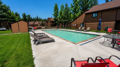 McCall Townhome Pool & Walk To Lake