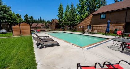 McCall Townhome Pool & Walk To Lake
