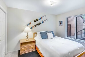 2 bedrooms, iron/ironing board, travel cot, WiFi - Central McCall Condo | Pool, Hot Tub & Fireplace (McCall)