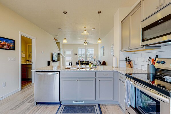 Réfrigérateur, micro-ondes, four, plaque de cuisson