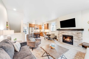 TV, fireplace, offices - McCall Townhome with EV Charger Downtown (McCall)
