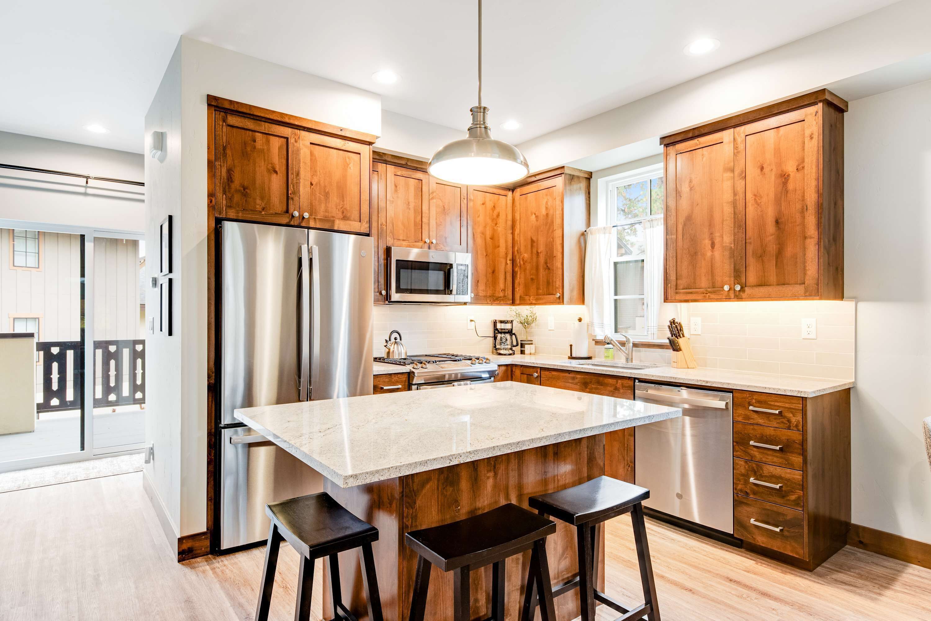 Køleskab, mikrobølgeovn, ovn, kogeplade