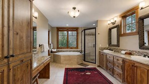 Shower, hair dryer, towels, shampoo - Luxury 3BR McCall Home | Outdoor Kitchen & River (McCall)