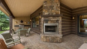 Outdoor dining - Luxury 3BR McCall Home | Outdoor Kitchen & River (McCall)