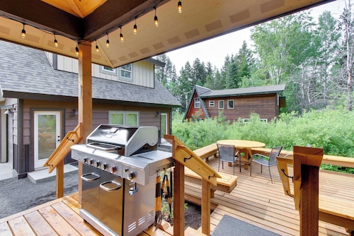 Stunning Lake Home: Hot Tub, Deck & Office