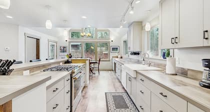 Sunny McCall Retreat | Hot Tub, Deck & Office