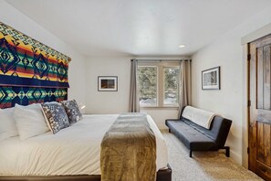 4 bedrooms, desk, iron/ironing board, WiFi