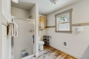 Shower, hair dryer, towels, shampoo