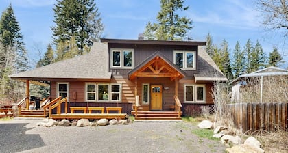 Sunny McCall Retreat | Hot Tub, Deck & Office