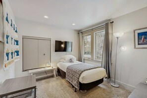4 bedrooms, desk, iron/ironing board, WiFi