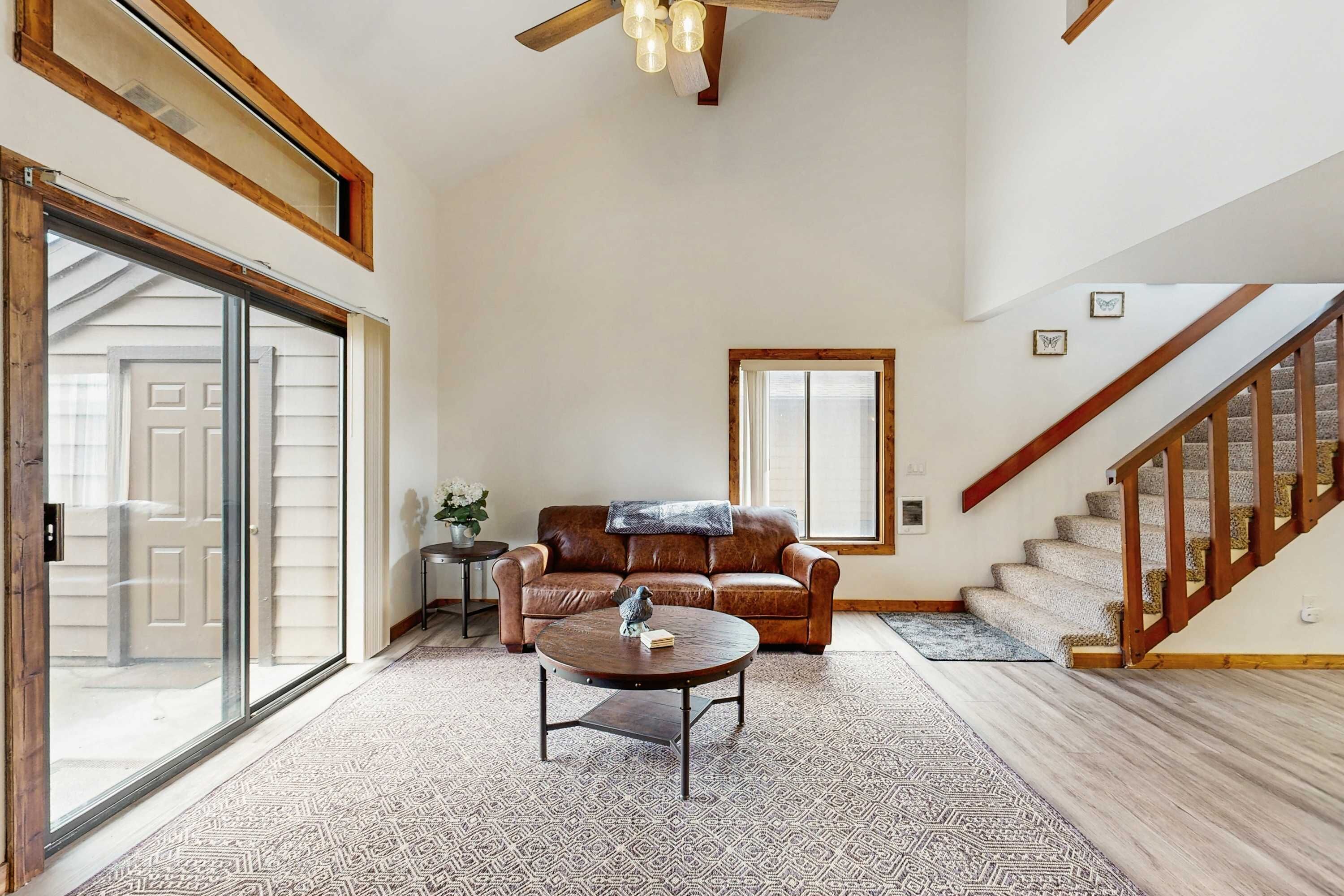 Télévision, cheminée, espaces bureaux