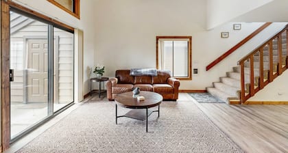 Bright McCall Condo, Pool, Tennis & Fireplace