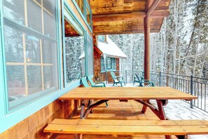Outdoor dining - McCall Mountain Lodge | Hot Tub, Ping Pong & Deck (McCall)
