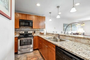 Fridge, microwave, oven, stovetop - McCall Condo | Walk to Lake, Parks & Shops (McCall)