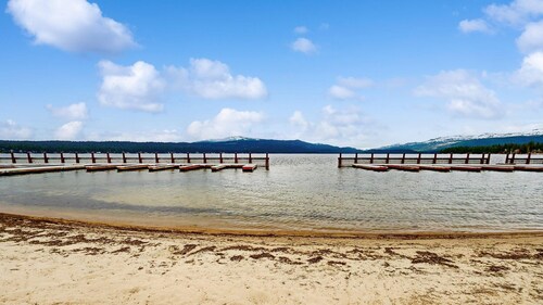 Lakefront McCall Condo, Pool, Beach, Walk to Town