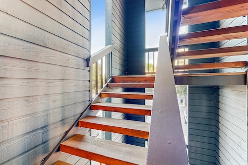 Downtown McCall Condo | Fireplace + Balcony